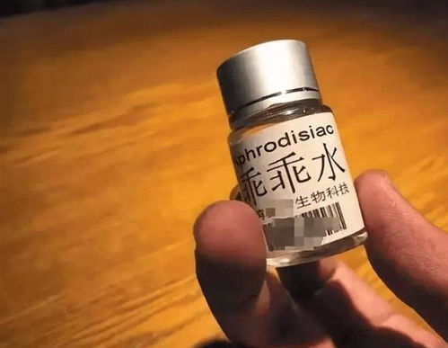 女孩往陌生人饮料加洗手液(女孩恶作剧，陌生人饮料中的意外洗手液)