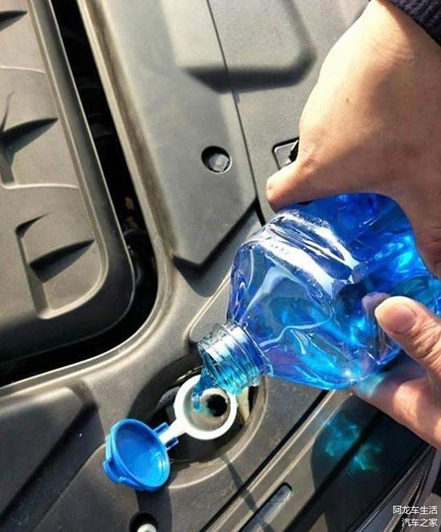 汽车玻璃水一回加多少(汽车玻璃水一回加多少，详解与操作指南)