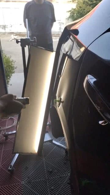 汽车撞出一个坑赔偿多少(汽车撞出一个坑赔偿多少，解析赔偿因素与计算方法)