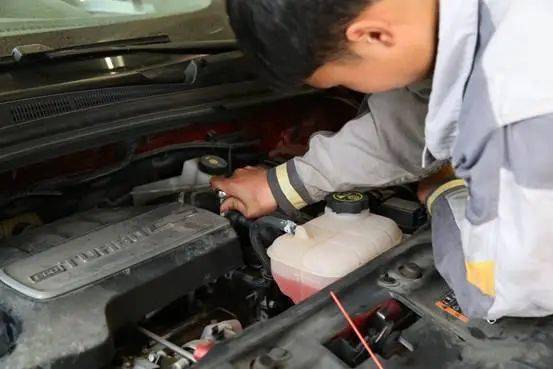 国庆汽车烧离合片多少钱(国庆期间汽车烧离合片维修费用解析)