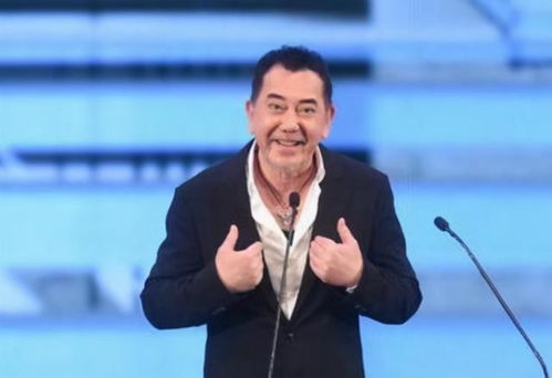 王晶曝成龙曾被粉丝扇耳光(王晶曝成龙曾被粉丝扇耳光，娱乐圈背后的故事)