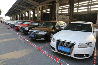 60余辆私家车停放路边后视镜被毁