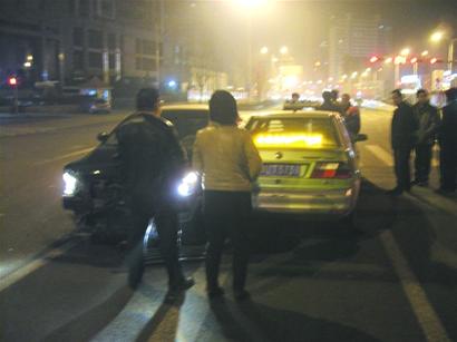 女子闯红灯被撞身亡 网约车需赔50万