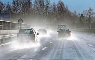 下雨天汽车电压多少 下雨天汽车电压多少