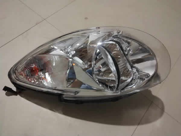 汽车前灯多少伏