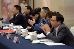 政府工作报告：政府坚持过紧日子