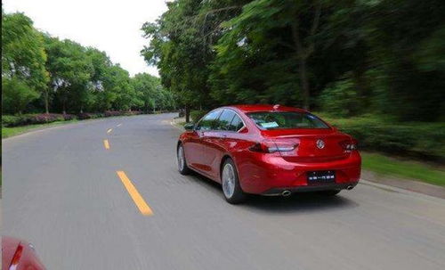 汽车的前速相差多少