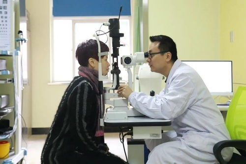 青光眼日:关灯玩手机小心会致盲 青光眼日:关灯玩手机小心会致盲