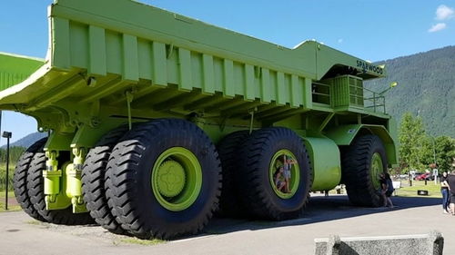 大型汽车最大载重多少吨