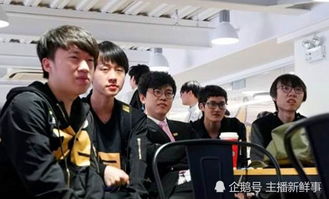 男子直播间抢了俩椅子还没巴掌大