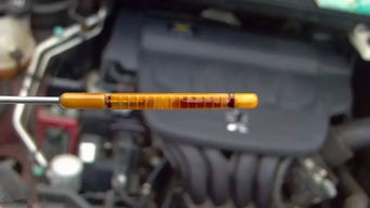 怎样测量汽车机油多少升