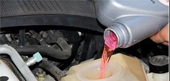 汽车冷冻液加多少