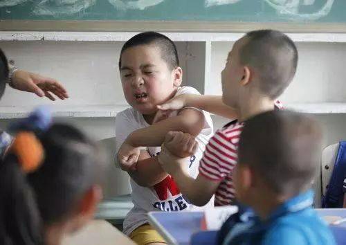 男子背着婴儿到处借10块钱买奶粉