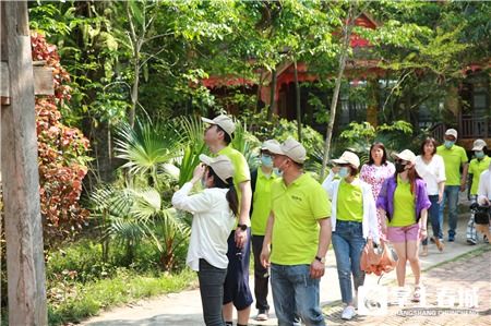 云南一文旅局长抹黑脸为五一揽客 云南一文旅局长抹黑脸为五一揽客