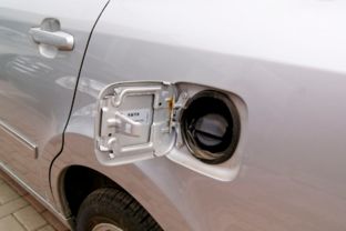 小汽车油箱装多少油好 小汽车油箱装多少油好