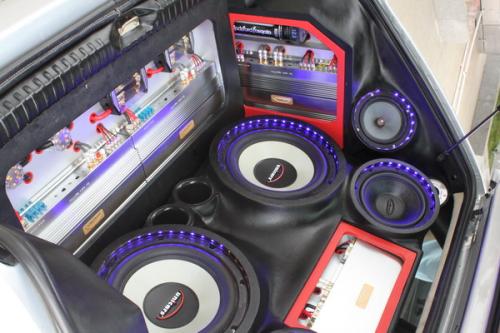 汽车自带音响多少电