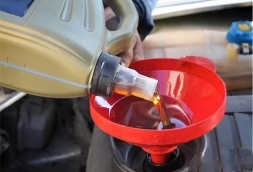 汽车保养机油用多少升