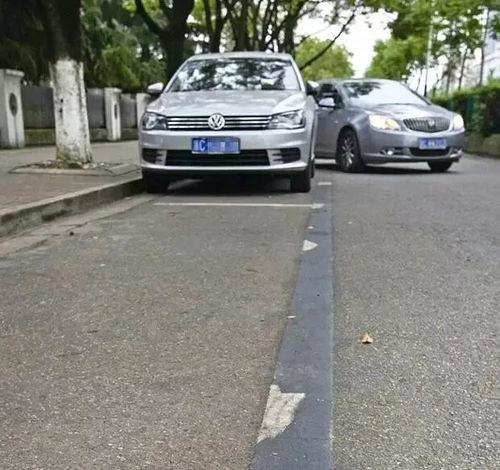 汽车违停贴条罚款多少