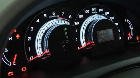 汽车制动灯多少伏