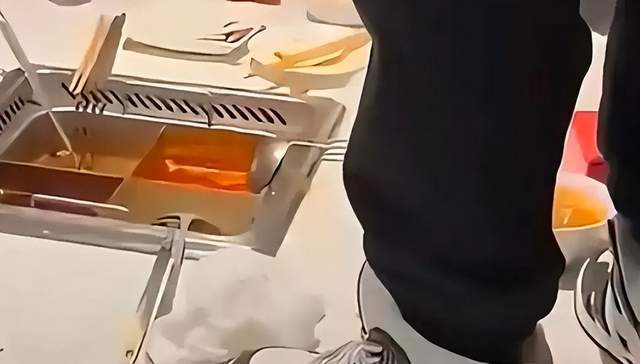 男子获海底捞10倍赔偿 朋友要求平分