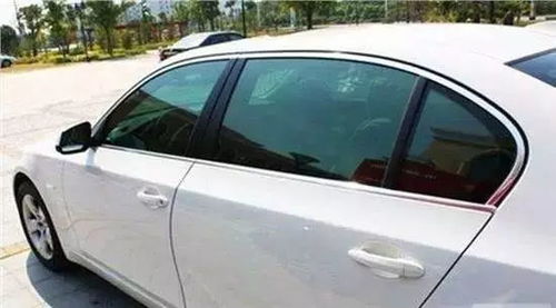 汽车玻璃上的贴膜多少钱