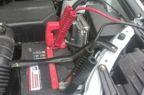 电瓶没连接汽车电压多少