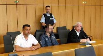 小学校长性侵多名学生庭审拒不认罪