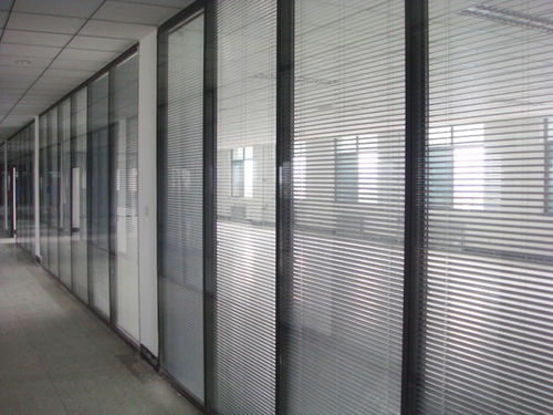 汽车后玻璃隔断多少钱