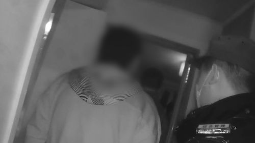 男子混入年会蹭吃蹭喝还领奖合影 男子混入年会蹭吃蹭喝还领奖合影