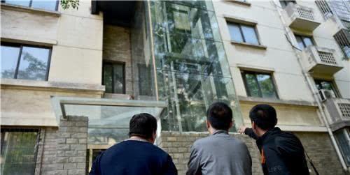 物业撤场停电梯 居民每天爬30层楼