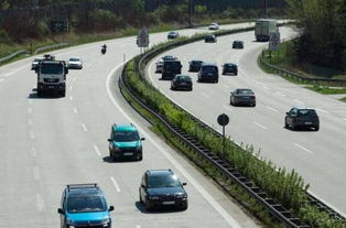 汽车高速跑多少最好