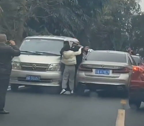 老年团挤不上公交拦路要求加车