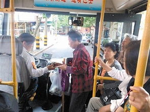 老年旅行团挤不上公交拦路要求加车