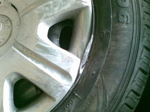 汽车轮毂受伤赔偿多少