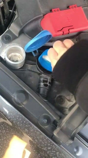 汽车玻璃水一次加多少 汽车玻璃水一次加多少