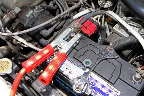 汽车电瓶多少伏能启动