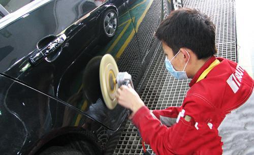 汽车喷漆要多少师傅喷