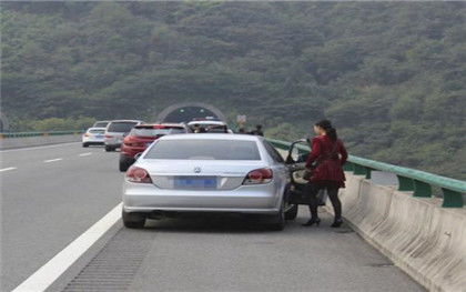 汽车违规停车扣多少分 汽车违规停车扣多少分