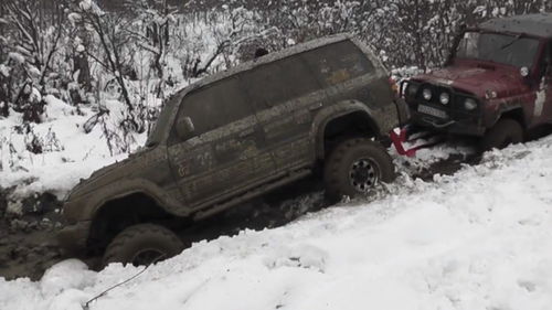 越野车飞入沙漠500米深坑致3死