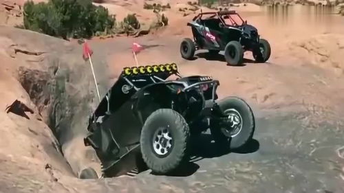 越野车飞入沙漠500米深坑致3死