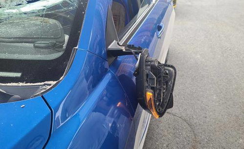 天降井盖砸穿挡风玻璃 天降井盖砸穿挡风玻璃