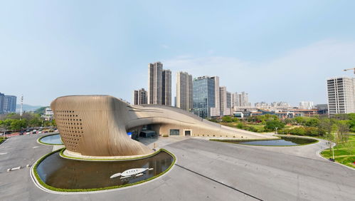 天降井盖砸穿挡风玻璃 天降井盖砸穿挡风玻璃