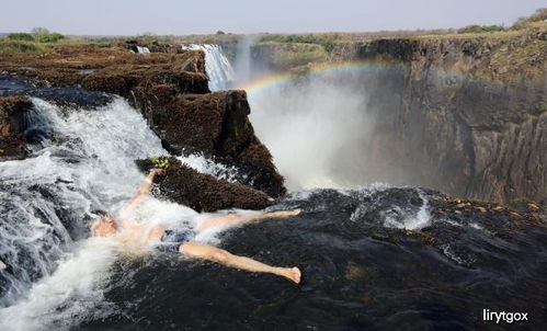 高空泳池地震时变瀑布 有人正在游泳 高空泳池地震时变瀑布 有人正在游泳