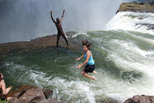 高空泳池地震时变瀑布 有人正在游泳 高空泳池地震时变瀑布 有人正在游泳