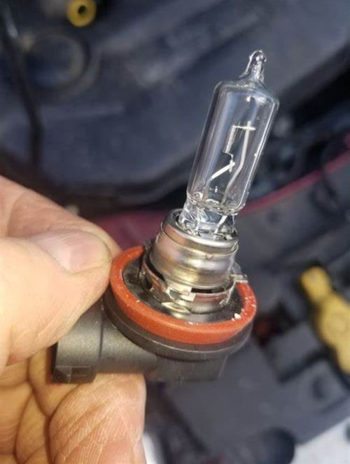 汽车远光灯电流电压多少