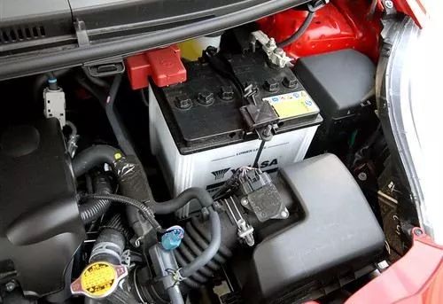 汽车电瓶启动后电压多少