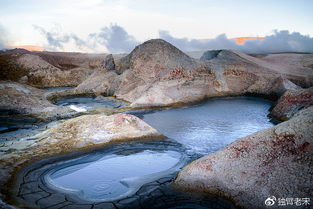 缅甸震后地缝间涌现黑绿色\泥浆\