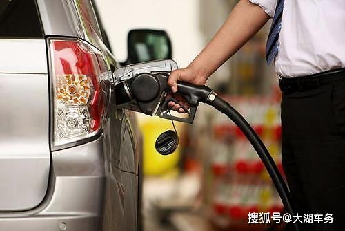 汽车加满半箱油多少钱