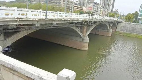 四川一外卖员下河救人后牺牲 四川一外卖员下河救人后牺牲