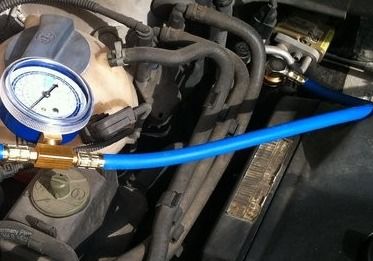 汽车冷媒加多少压